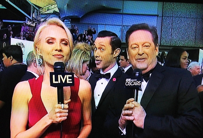 Joseph Gordon/Levitt photobomb at the Oscars